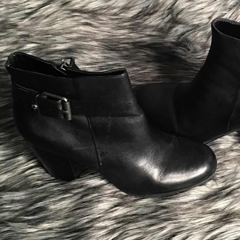 Isaac Mizrahi Black Leather Ankle Boots 7M - Picture 2 of 8